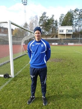 PUSTER LETTET UT: KIL-trener Knut Slatleim er fornøyd med at toppseriedamene klarte å redde plassen i toppserien, og lover at de skal gi alt i årets siste kamp på hjemmebane.