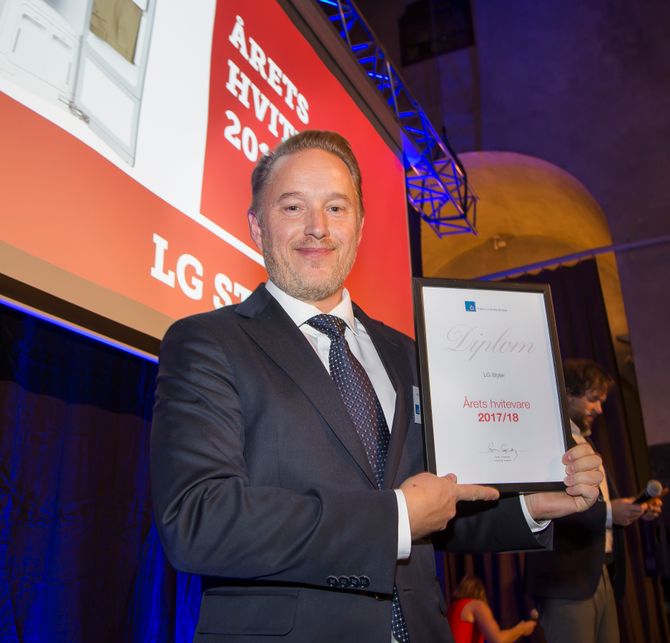 Dampskapet LG Styler er «Årets hvitevare 2017/2018». Prismottaker var Jonas Markén (LG Electronics Nordic). Foto: Tore Skaar.