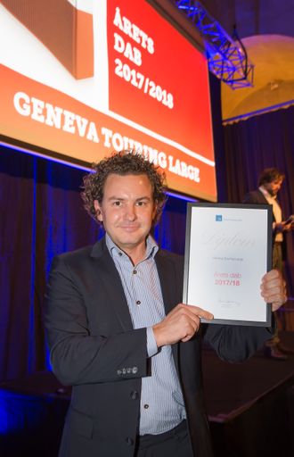 Geneva Touring Large er «Årets dab 2017/2018». Prismottaker var Lars Christian Reinsborg (Neby Hi-Fi Concept). Foto: Tore Skaar.