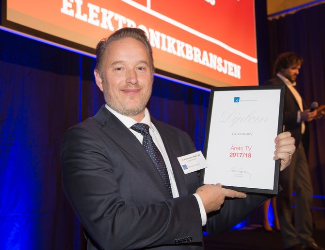LG OLED55B7V er «Årets TV 2017/2018». Prismottaker var Jonas Markén (LG Electronics). Foto: Tore Skaar.