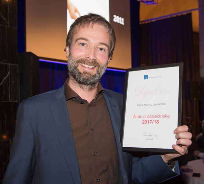 Philips Wake-Up Light HF3653 er «Årets småelektriske 2017/2018». Prismottaker var Bernt Risøy (Philips). Foto: Tore Skaar.