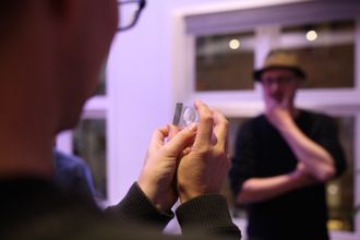 Aftenpostens Per Kristian Bjørkeng betrakter en 3D-modell av seg selv – inni en plastblokk.