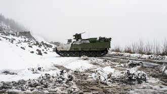 CV90 Bombekaster er nå oppgradert for å kunne samhandle digitalt med andre enheter. I tillegg har den fått et system som automatisk stiller inn bombekasteren etter koordinater.