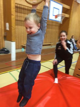 KOSER SEG: Det er moro med Oppegård IL Turn & Barn. Her ser du noen i aksjon under trening, under god veiledning av trenerne.