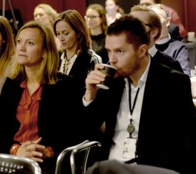 Operasjonell direktør Siv Juvik Tveitnes (t.v.) i Schibsteds mediedivisjon. Hun er en av to kvinner i divisjonens ledergruppe. Her med brukermarkedsdirektør Tor Jacobsen, en av de 11 mennene i samme gruppe.