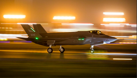 MED KURS FOR NORGE: Det første av de tre norske F-35 tar av fra Forth Worth i dag tidlig.
