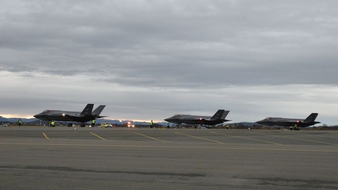 Alle tre F-35-flyene på plass på Ørland flystasjon.