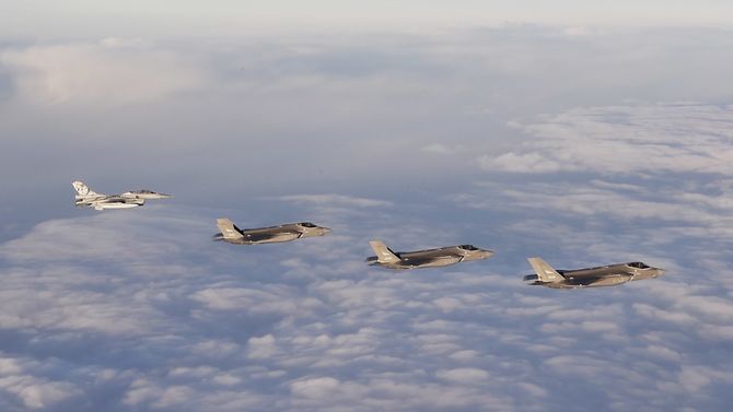 De tre norske F-35-flyene ble møtt av F-16-fly da de ankom norsk luftrom fredag ettermiddag.