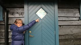 SYNLEG OGSÅ PÅ UTSIDA: På innsida av glaset er det skilt som fortel publikum at her inne er hjartestartaren. Kristin Jevnaker Seim, skientusiast og eldsjel i ÅTIL, syner stolt fram fasiliteten.