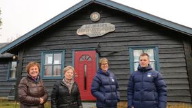 TO REPRESENTANTAR FRÅ KVART AV LAGA: Heilt til høgre: Even Gundersen Vee, skitrenar og ein kolossal ressurs i skigruppa til ÅTIL, fortel lensmann Magne Knudsen.