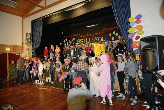 STORARTET: Hele skolen var med på å feire 25-årsdagen!
