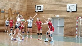 KVINNELAGET: Sogndal-åtak mot Gloppen 2 i Sogndalshallen laurdag. Det unge Sogndal-laget er heilt i teten i årets fjerdedivisjon. Nokre av dei kjem frå jentelag som Gjerstad har trena dei siste par åra.