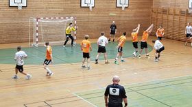 HERRELAGET: Det er mange studentar på Sogndal-laget. Her er det Gjerstad sjølv som nett har kasta ballen mot mål laurdag, i denne augneblinken svevar ballen over hovudet til linedomaren.