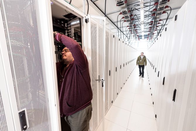 I et co-location-datasenter leier selskaper rom de fyller med eget utstyr. All infrastrukturen rundt (strøm, nettverk, osv.) er det datasenteret som står for. Bildet er fra Basefarms datasenter på Lørenskog.