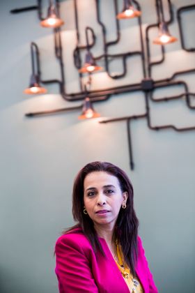 – Jeg er glad for metoo-kampanjen. Flere kvinner opplever at det ikke er stigmatiserende at de er blitt trakassert. Å snakke om det er en måte å overleve på, sier den egyptiske journalisten Abeer Saady, som lærer kvinnelige kolleger sikkerhetsknep.