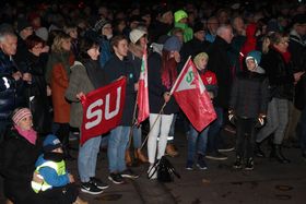 7-800 mennesker hadde møtt opp på rådhusplassen i Molde for å protestere mot Statens vegvesens forslag til E39-løsning øst for bysentrum.