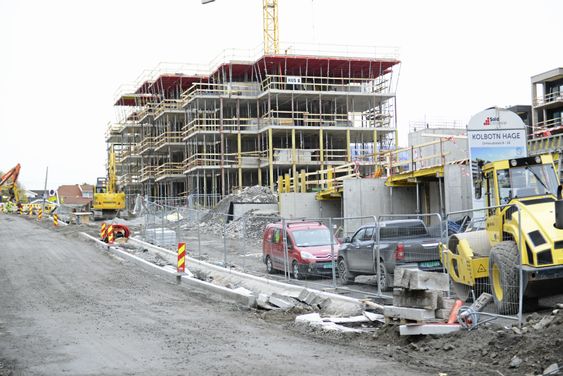 BYGGES: Det bygges mye på Kolbotn for tiden, blant annet i Ormerudveien, og prisene er stive.