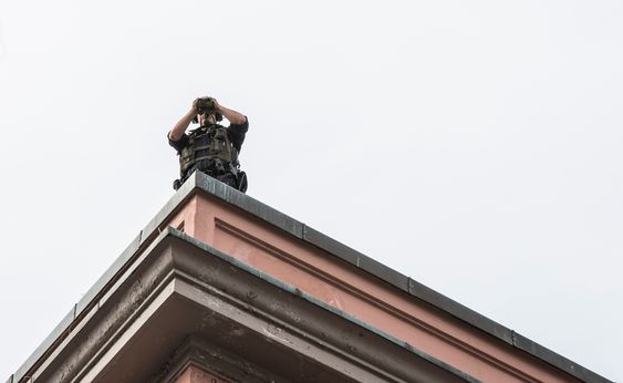 Politifolk holder utkikk på taket over Torgalmenningen under sykkel-VM.