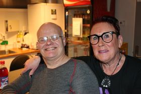 LANG FARTSTID I KLUBBEN: Liv Eldegard har arbeidd med tysdagsklubben sidan 1990. Også Arne Lamheller, til venstre, har gått i klubben fast sidan byrjinga. Han arbeider til dagleg i HMR Hydeq AS, og hjelper alltid til med å rydda opp klokka halv åtte når alle skal heim.