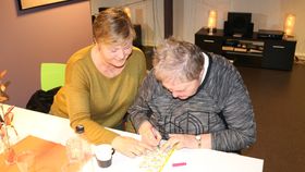 VETERANEN I KLUBBEN: Gudrun Slindre, t.h. er den eldste medlemen i klubben, 79 år. Ho har vore med fast sidan oppstarten. Før lika ho best å dansa, men dei siste åra er det bingoen ho set høgast. Ho er årdøl, men kjem opphavleg frå Leikanger, og talar eit vakkert sognamål med gamalmodig dåm. Til venstre Anne Britt Hovland.