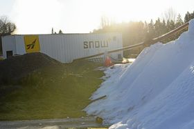 HER KOMMER VINTER'N: Fra denne kontaineren produserers det mengder med kunstsnø.