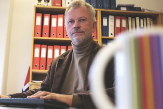 Lovdata-direktøren poserer gjerne med sin favorittkopp