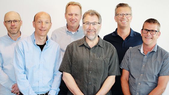 Mye av suksessen til Multicase skyldes at de har klart å holde på dyktige medarbeidere. Her ser du «den harde kjernen» som har vært med fra starten av. Fra venstre Jens Erik Østby, Geir Holme, Morten Fadum, Jay Gustafson, Bjørn Lie og Bjørn Andre Kildahl. Foto: Multicase
