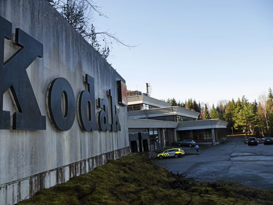 LIENGA 7: Kodak-bygget ble tegnet av Geir Grung og oppført i 1977-1979. Det er mange spørsmål rundt hva som skal skje med bygget, som politiet bruker som treningsplass akkurat nå. Mange har spekulert i at bygget skal bli et helsehus. Det er ikke aktuelt med det første, skal vi tro eieren.