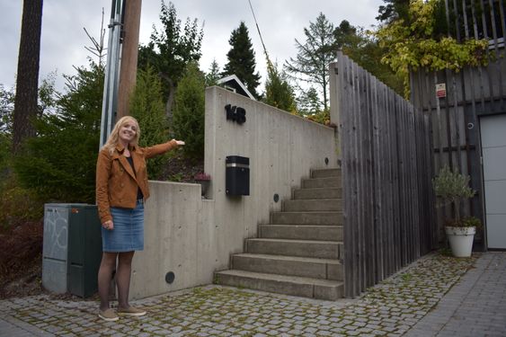 HER ER DET: Opp en trapp og inn en dør, der finner du butikken «det gledes»! Butikken ligger i Tunstads egen bolig, og du parkerer ved huset.