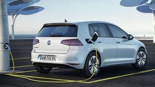 EU dropper krav om elbilproduksjon: - En gave til bilprodusentene