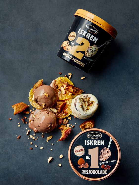 DESSERT: Iskrem er en klassisk dessert. Sammen med myke pepperkaker, forfriskende klementiner og knasende mandler, tar du desserten til nye høyder. FOTO: Kulinaris
