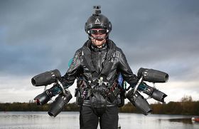 Drakten består av seks små jetmotorer som er festet til armene.
