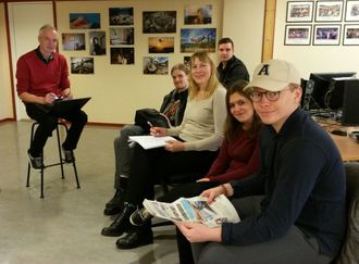 Journalister i arbeid: Redaktør Frank Øvrewall planlegger Saltenpostens utdanningsbilag sammen med ei gruppe 2.-klassestudenter på journalistutdanninga i Bodø, før de skal i kortpraksis på Fauske i neste uke.