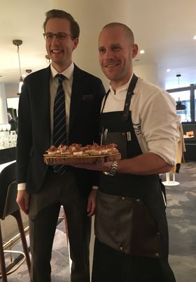 ÅPNET: Hotelldirektør Tomi Meriläinen og kjøkkensjef Daniel Andreasson serverer vaffel med norsk spekeskinke og geitost.