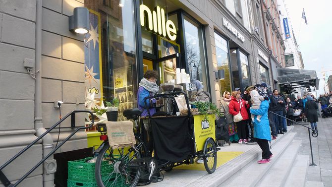 Rundt 100 personer hadde køet opp i forkant av butikkåpningen fredag klokken 10.00.