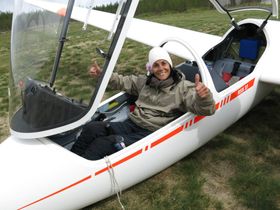 SEILFLYGER: Mariann Brattland drev tidligere med paragliding. Nå er hun en habil seilflyger. I sommer kunne hun notere sin første akrosolo.