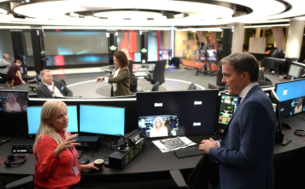 Karianne Solbrække og Sturla Dyregrov diskuterer, i bakgrunnen Sarah Willand. Hadde dette vært live, ville alle tre og fotografen kommet på lufta.