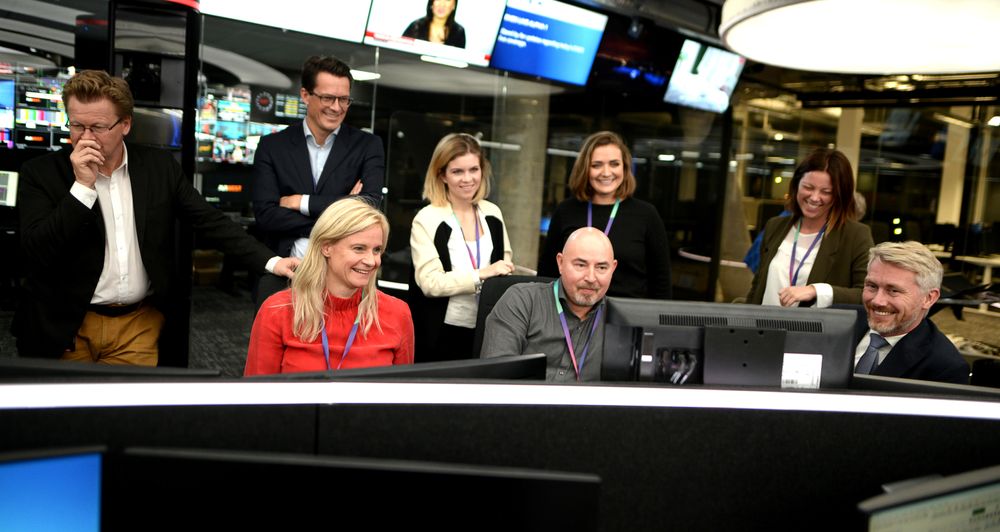TV 2-sjefene droppet nachspielet på Media City-festen for å få med seg kveldens testsending. Til høyre administrerende direktør og sjefredaktør Olav Sandnes.