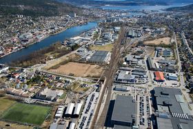 Gulskogen (i forgrunnen) og Drammen stasjoner bygges om. Nye spor svinger sørover øst for Sundland jernbaneverksted midt på bildet.