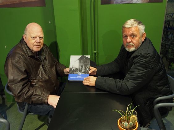 HUNDRE ÅRS LOKALHISTORIE: Willy Østberg og Halvor Eikeland er stolte over at Landstormens meritter har kommet i bokform.