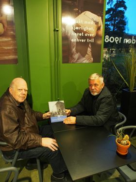 HUNDRE ÅRS LOKALHISTORIE: Willy Østberg og Halvor Eikeland er stolte over at Landstormens meritter har kommet i bokform.