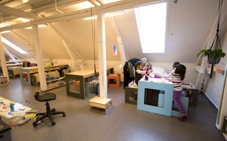 Sammen om eksperimenter: Gruppearbeid er bra for læringen under ledelse av førskolelærer og realfagspedagog Oda Bjerknes.