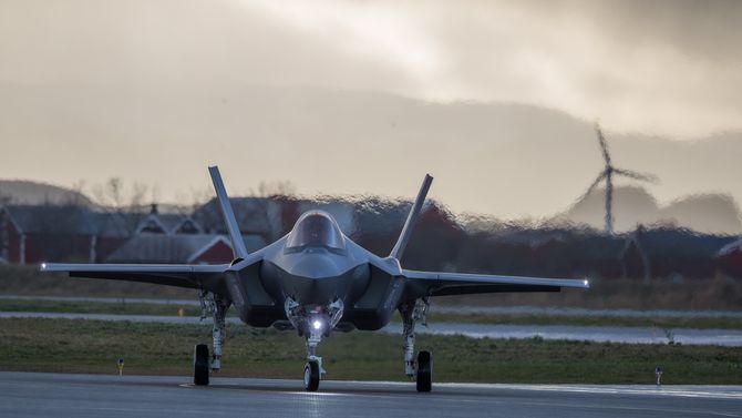 Et av de tre F-35-flyene som foreløpig er på plass i Norge etter landing fredag.