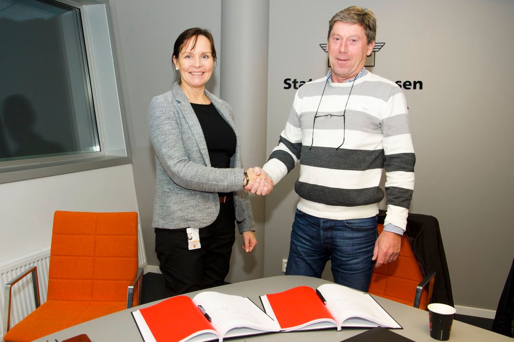 Tone Oppedal i Statens vegvesen signerte på vegner av regionvegsjefen, saman med avdelingsleiar Ove Rune Varhaug i Kruse Smith Entreprenør AS.