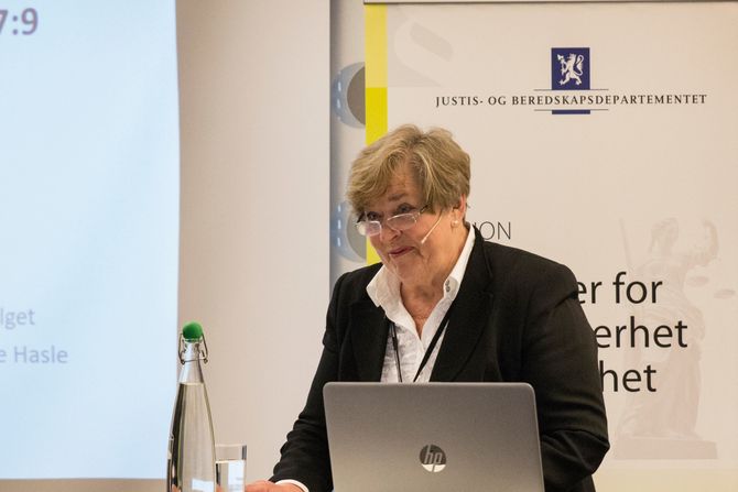 KLAR: Bevæpningsutvalgets leder, Anne Kari Lande Hasle da hun i mars la fram utredningen «Politi og bevæpning. Legalitet, nødvendighet, forholdsmessighet og ansvarlighet».