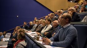 PUBLIKUM: Mange møtte opp for å høyra på Kaggestad og få med seg lanseringa av boka.