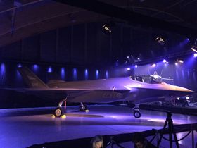 F-35 utstilt i seremonihangaren.