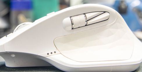 Sideskrollhjulet er muligens den nyttigste enkeltdelen på MX Master 2S. Nede til venstre på musen ser du forresten batteriindikatoren som lyser opp idet du bruker musen etter at den har stått i ro en stund.