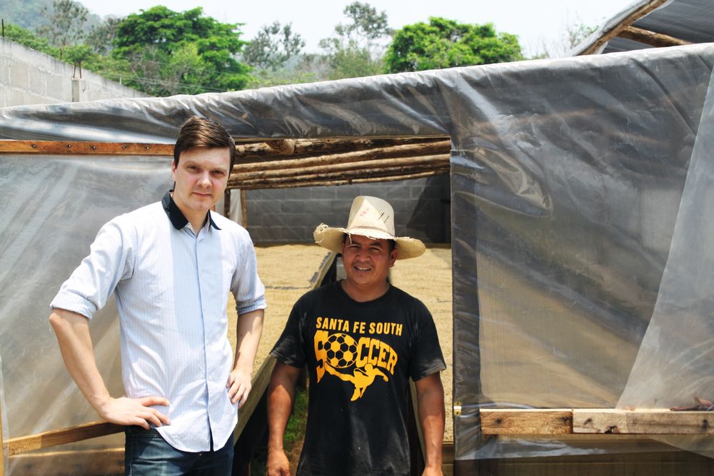 Tim Wendelboe foran tørketeltet hos Nacimiento i Honduras.