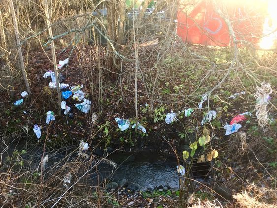 PLAST ER VERSTINGEN: Plast er det verste for miljøet, sier leser Mette Nordlie. Hun etterlyser en plastkonteiner ved miljøstasjonen.